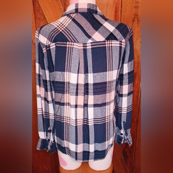 🆓 With $25 Dollar Purchase! Olive & Oak (women's) button up top - Picture 5 of 6